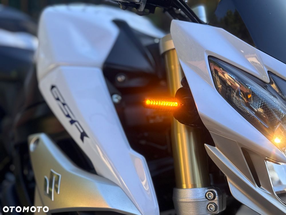 Suzuki GSR - 28