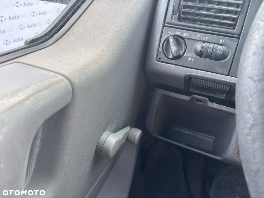 Volkswagen Caravelle C - 11