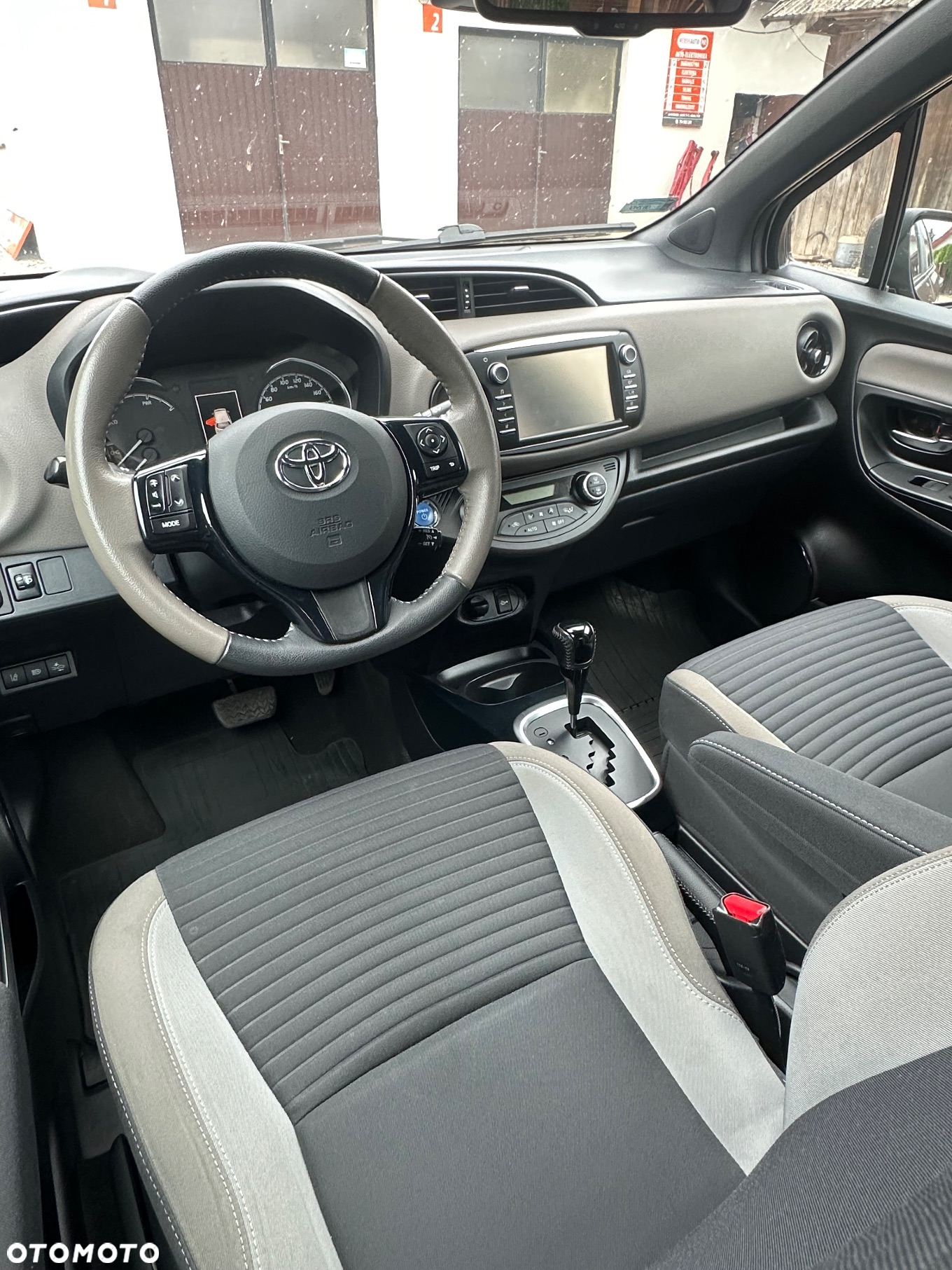 Toyota Yaris Hybrid 100 Selection Platinum - 20
