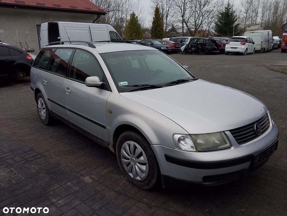 Volkswagen Passat B5 (97-00r.) 1.8 B 125KM. Silnik ADR/APT/ARG Skrzynia DHZ lakier NLB7Z.Cały na części. GWARANCJA !!!  Przód Tył Zestaw Komplet Drzwi Klapa Zderzak Błotnik Maska Grill Atrapa Szyba Pas Lampa Lusterko Boczki Fotel Kanapa Kokpit Deska Rozdzielcza Przełącznik Włącznik Sterownik Przewody Wiązka Instalacja Moduł Komputer Czujnik Listwa Pompa Alternator Wtryski Głowica Rozrusznik Kompresor Sprzęgło Dwumas Silnik Skrzynia ABS Klimatyzacji Paliwa Wspomagania Kolektor Turbina Przepustnica Zawór Chłodnica Koło Hak Belka Sanki Zawieszenie Mcpherson Półoś Amortyzator Wydech Tłumik Zacisk Most - 4