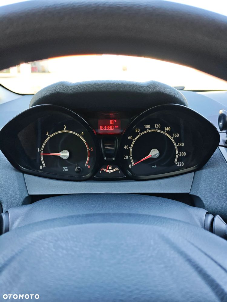 Ford Fiesta 1.6 TDCi DPF Ghia - 10