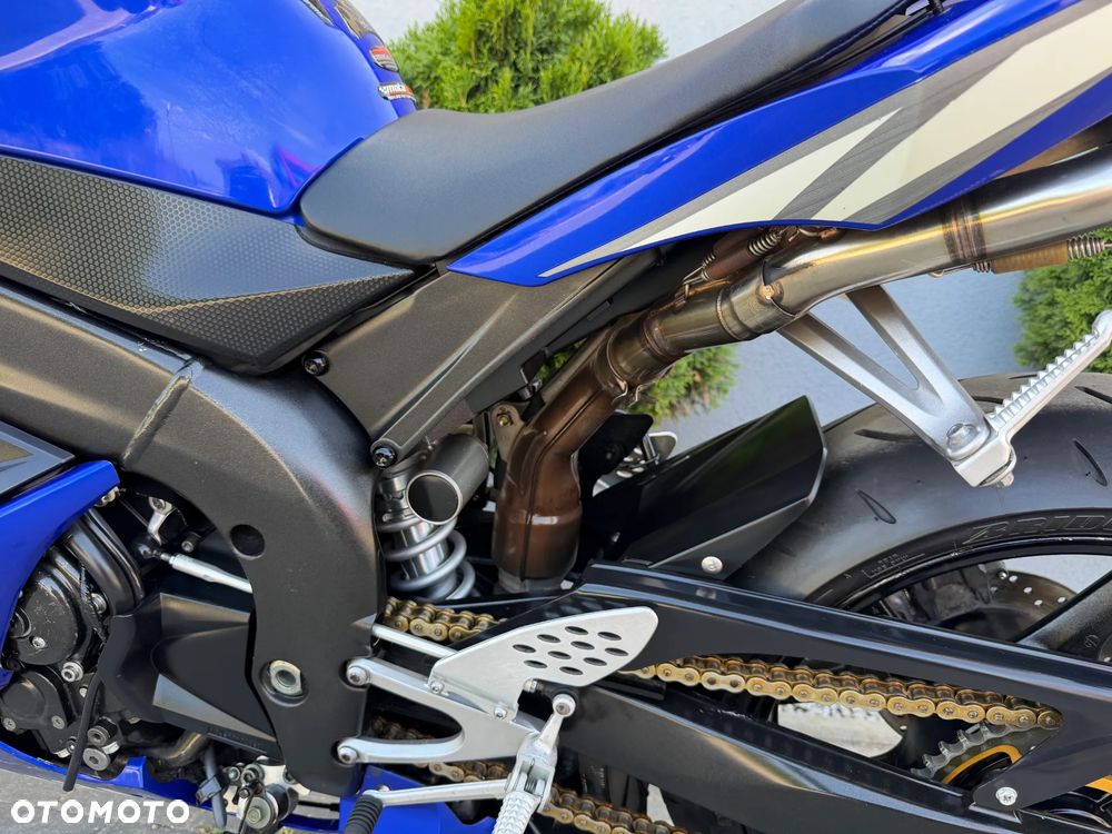 Yamaha R1 - 35