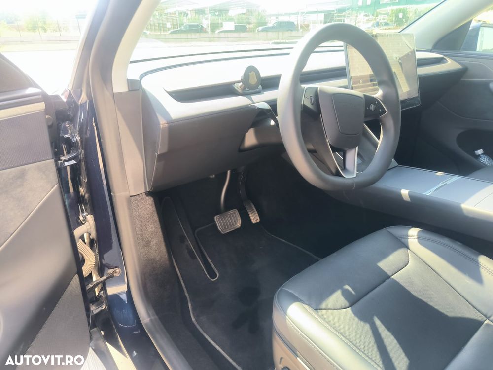 Tesla Model Y - 7