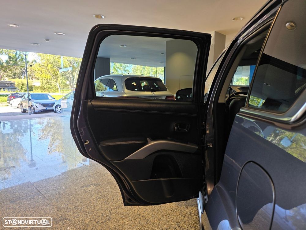 Mitsubishi Outlander 2.2 DI-D Instyle Navi - 25