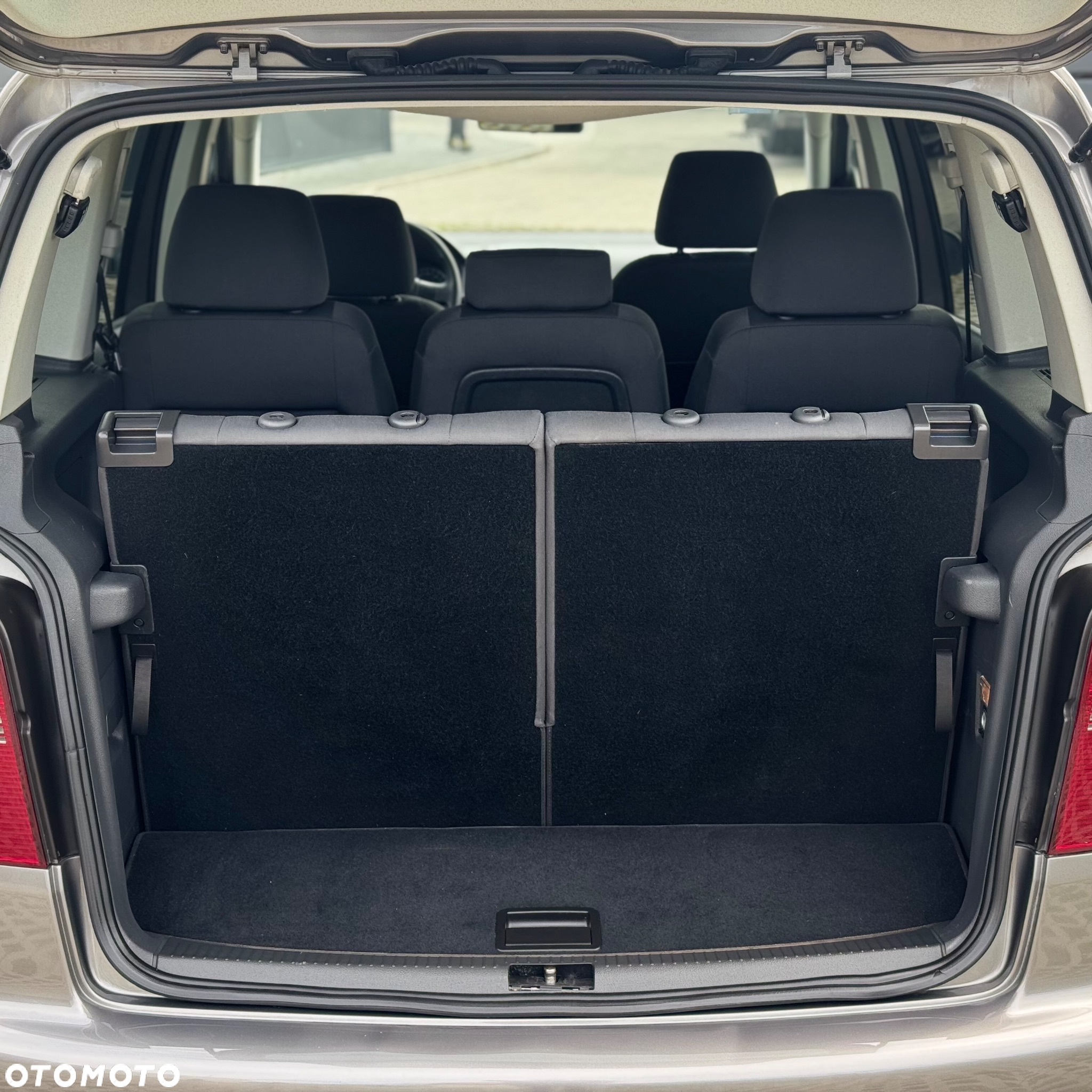 Volkswagen Touran - 27