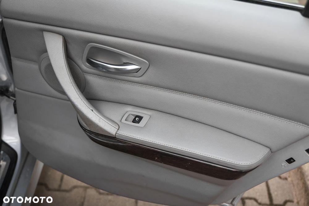 BMW Seria 3 320d - 25