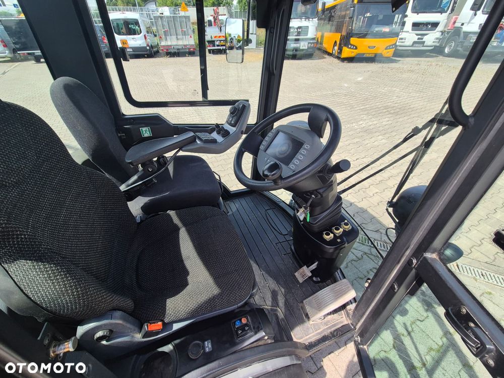 Kaercher MC 130 Adv. / KOMUNALNA MASZYNA DROGOWA / NOŚNIK OSPRZĘTU W KLASIE 3500KG / WYWROTKA / 2 KOMPLETYM KÓŁ / 4X4 / DIESEL KUBOTA 4 CYLINDRY / MOŻLIWY TRANSPORT - 27