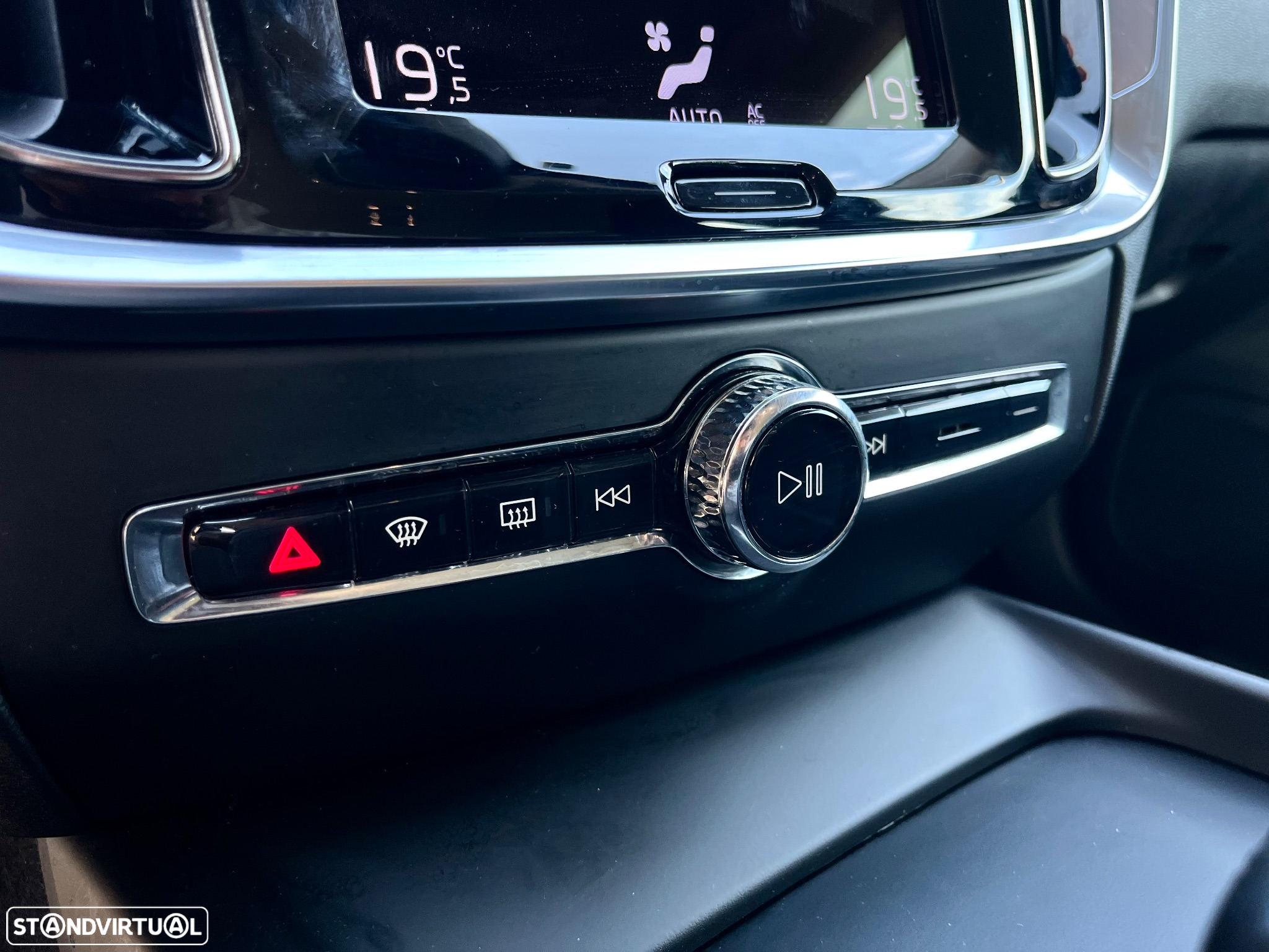 Volvo V60 2.0 B4 Momentum Geartronic - 32