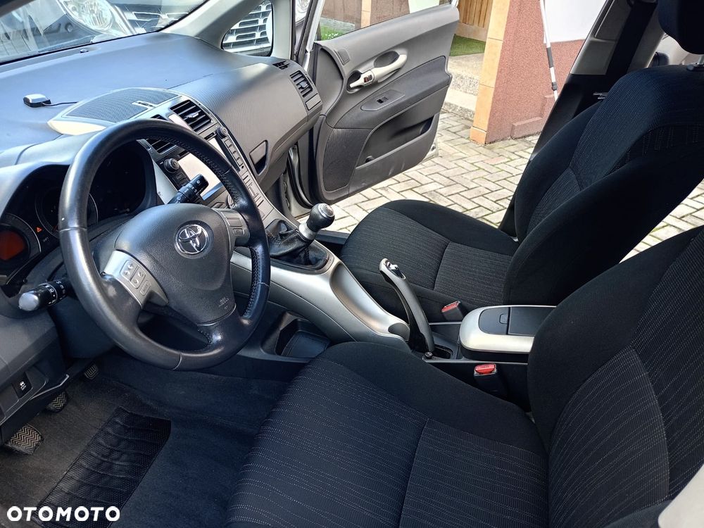 Toyota Auris 1.6 VVT-i Executive - 11