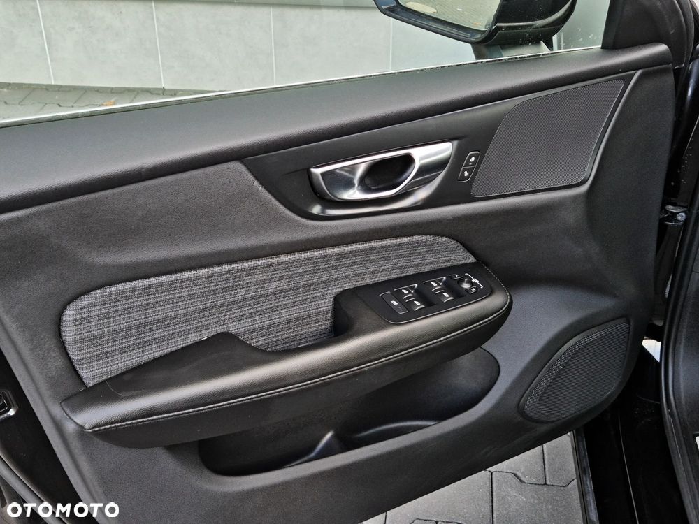 Volvo V60 B3 B DKG Momentum Pro - 25