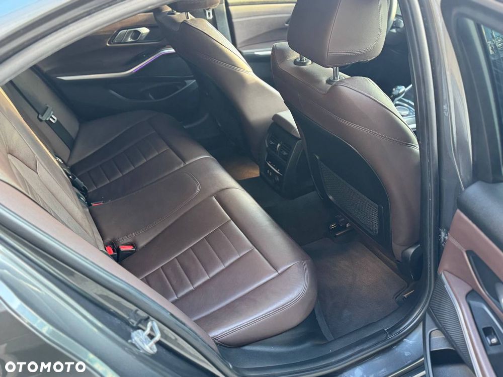BMW Seria 3 330i xDrive Sport Line - 28