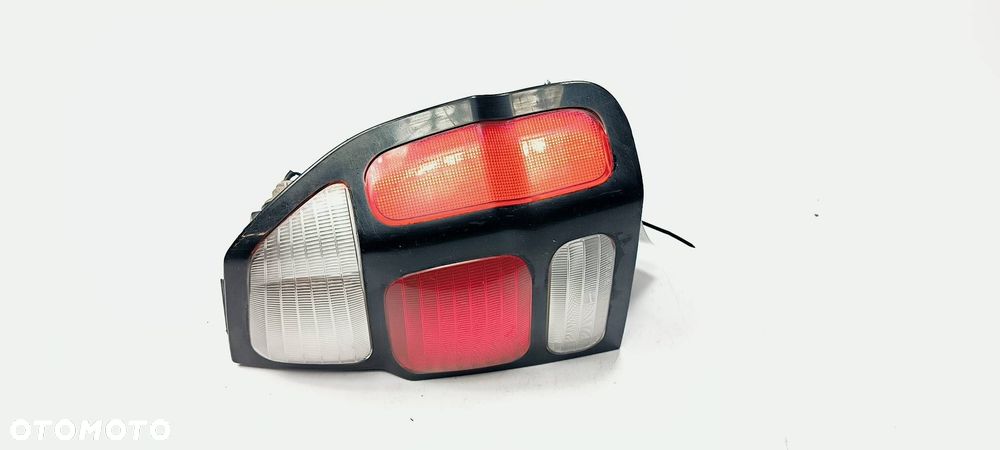 LAMPA PRAWA TYŁ MITSHUBISHI MONTERO - 1