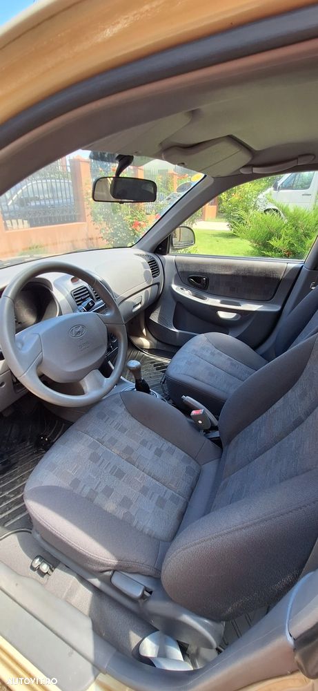Hyundai Accent - 4