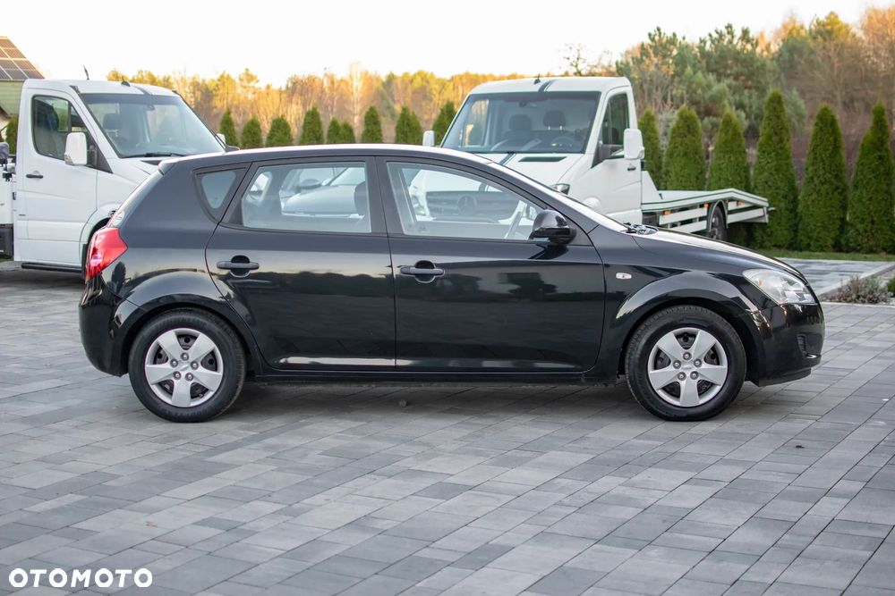 Kia Ceed - 33