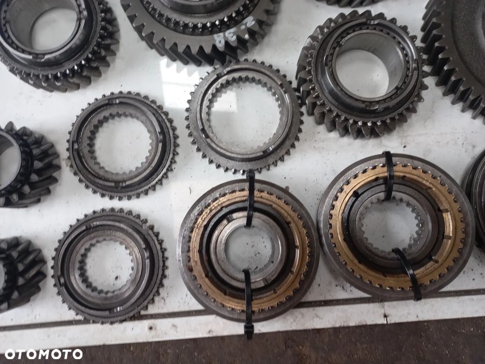 Części skrzyni DEUTZ FAHR DX kosz napęu,przystawka,koło zębate,wałek wom,sprzęgłowy04357784,wsteczny bieg,synchronizator 1-2,3-4,przesówka,nakładka synchronizatora,pierścienie,hamulce,04382316,04359887,04401332,04334390,48z,04335002,04383368,dx 140,160 - 11
