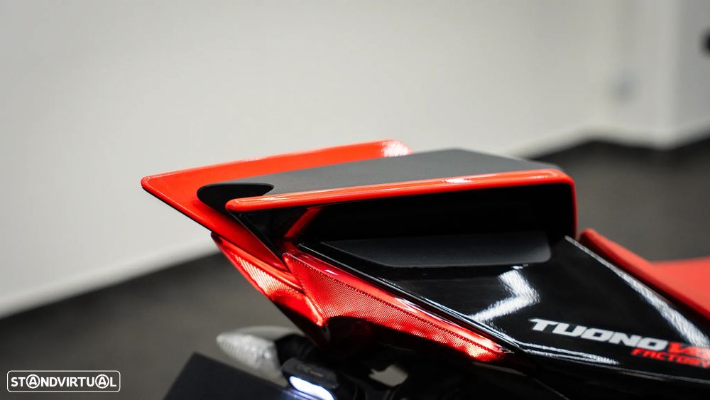 Aprilia Tuono V4 FACTORY - 15