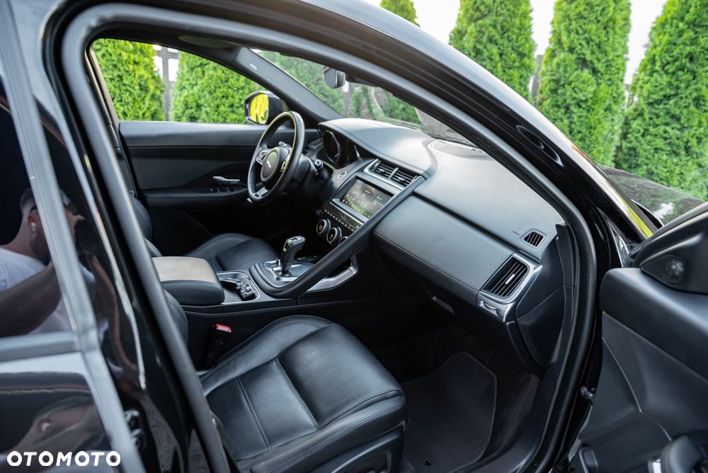 Jaguar E-Pace P250 AWD R-Dynamic - 25