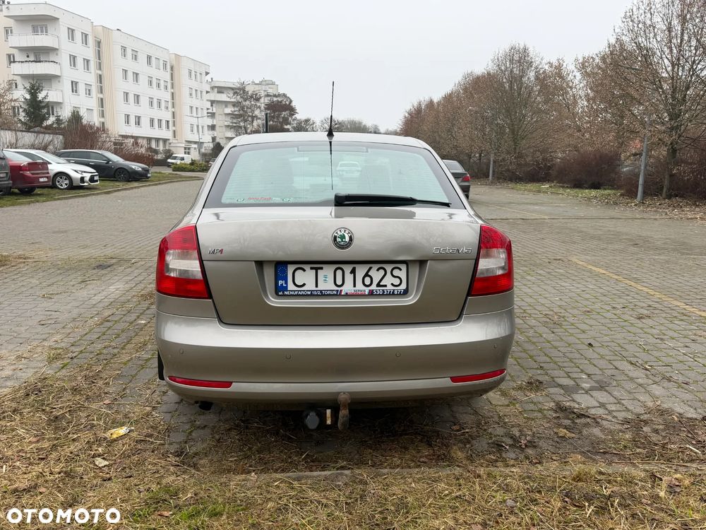 Skoda Octavia 1.6 Ambiente - 11