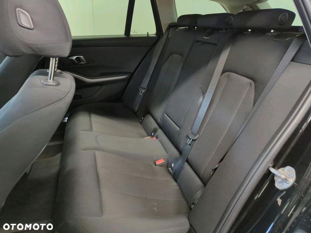BMW Seria 3 318i - 9