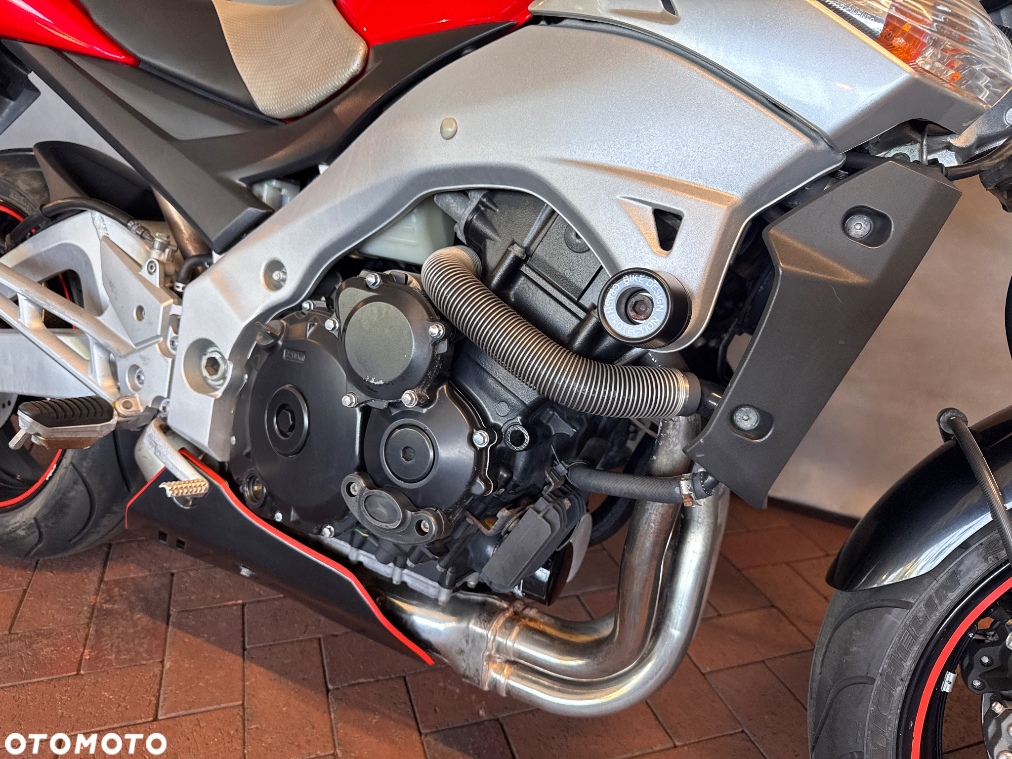 Suzuki GSR - 14