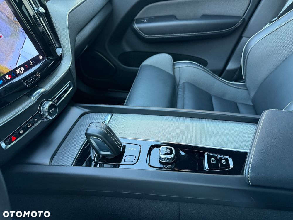 Volvo XC 60 T6 Plug-In Hybrid AWD Ultra Dark - 21