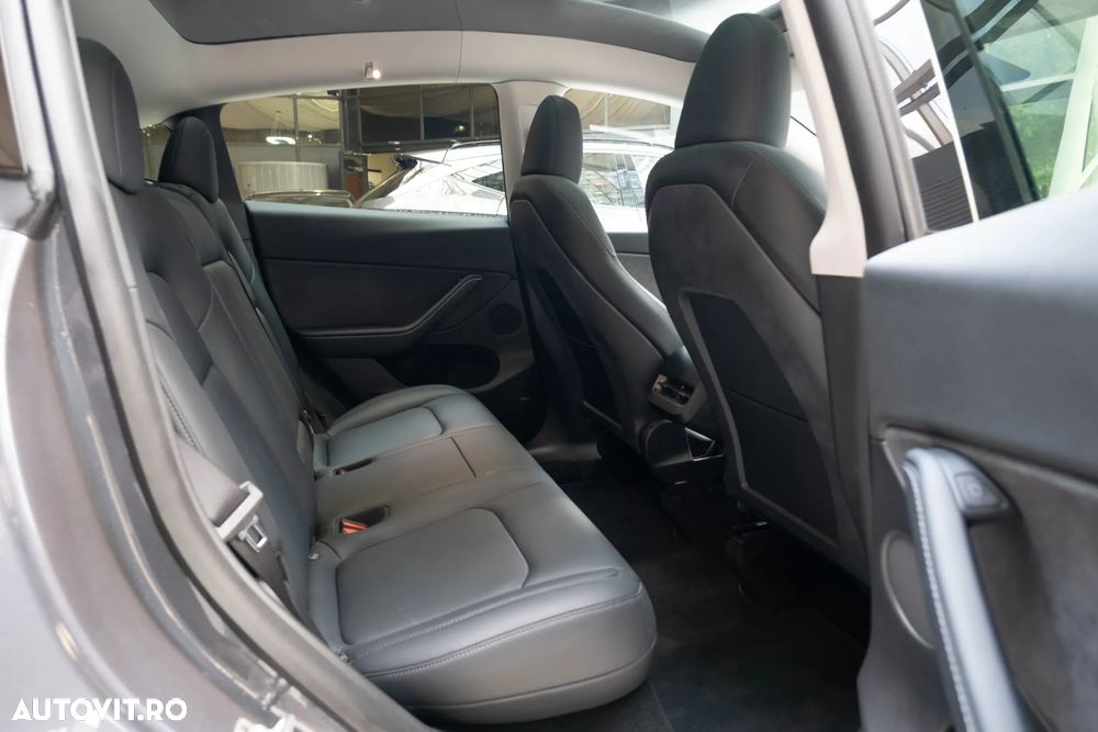 Tesla Model Y AWD Long Range - 18