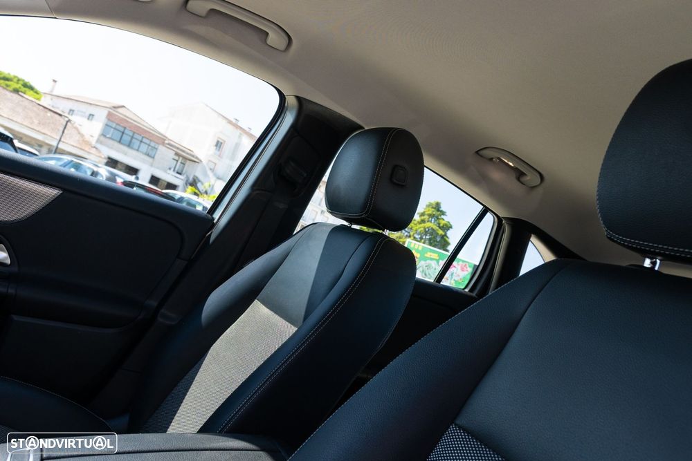 Mercedes-Benz GLA 180 d — fotografia 12