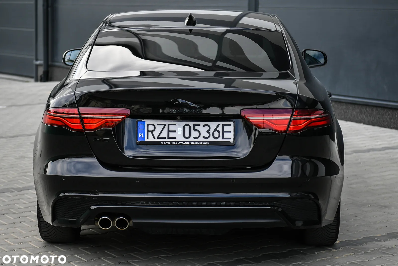 Jaguar XE 2.0 D180 R-Dynamic S - 26