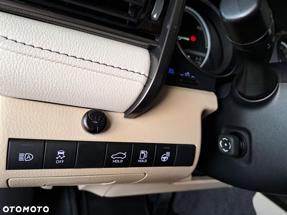 Toyota Camry 2.5 Hybrid Executive CVT - 32