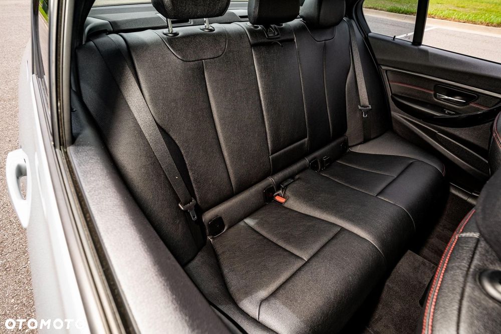 BMW Seria 3 330i Sport Line Shadow - 26