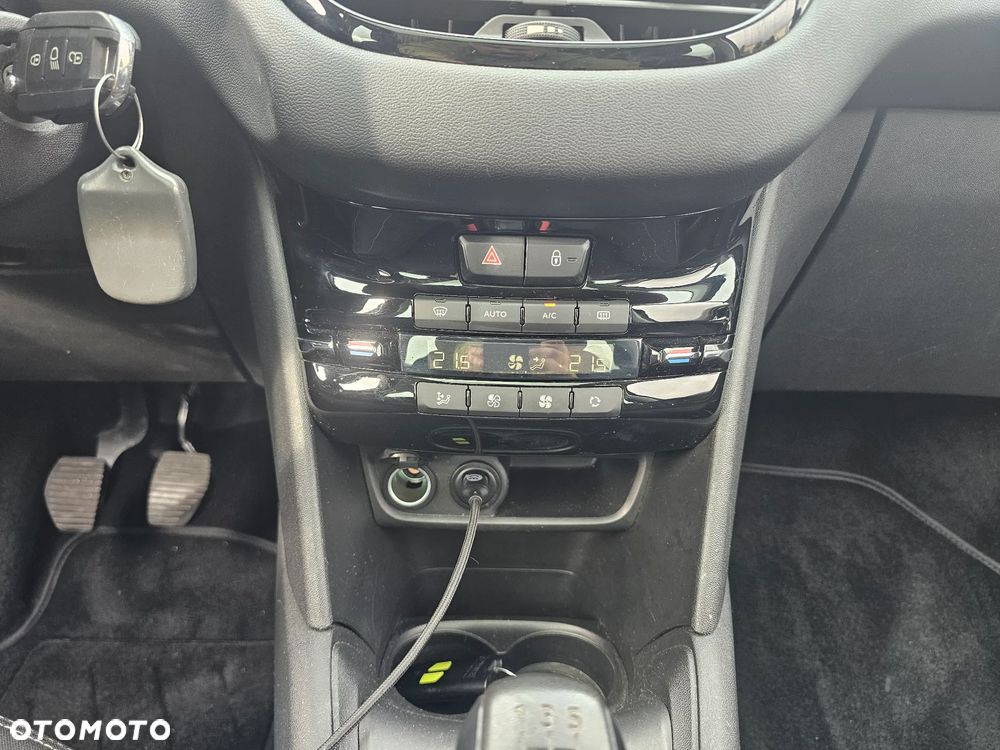 Peugeot 208 PureTech 82 Urban Move - 26