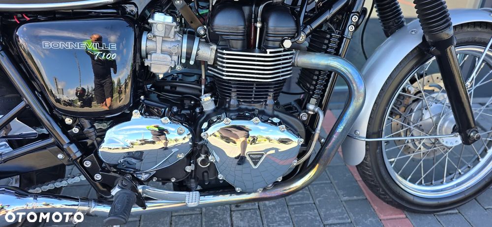 Triumph Bonneville - 12