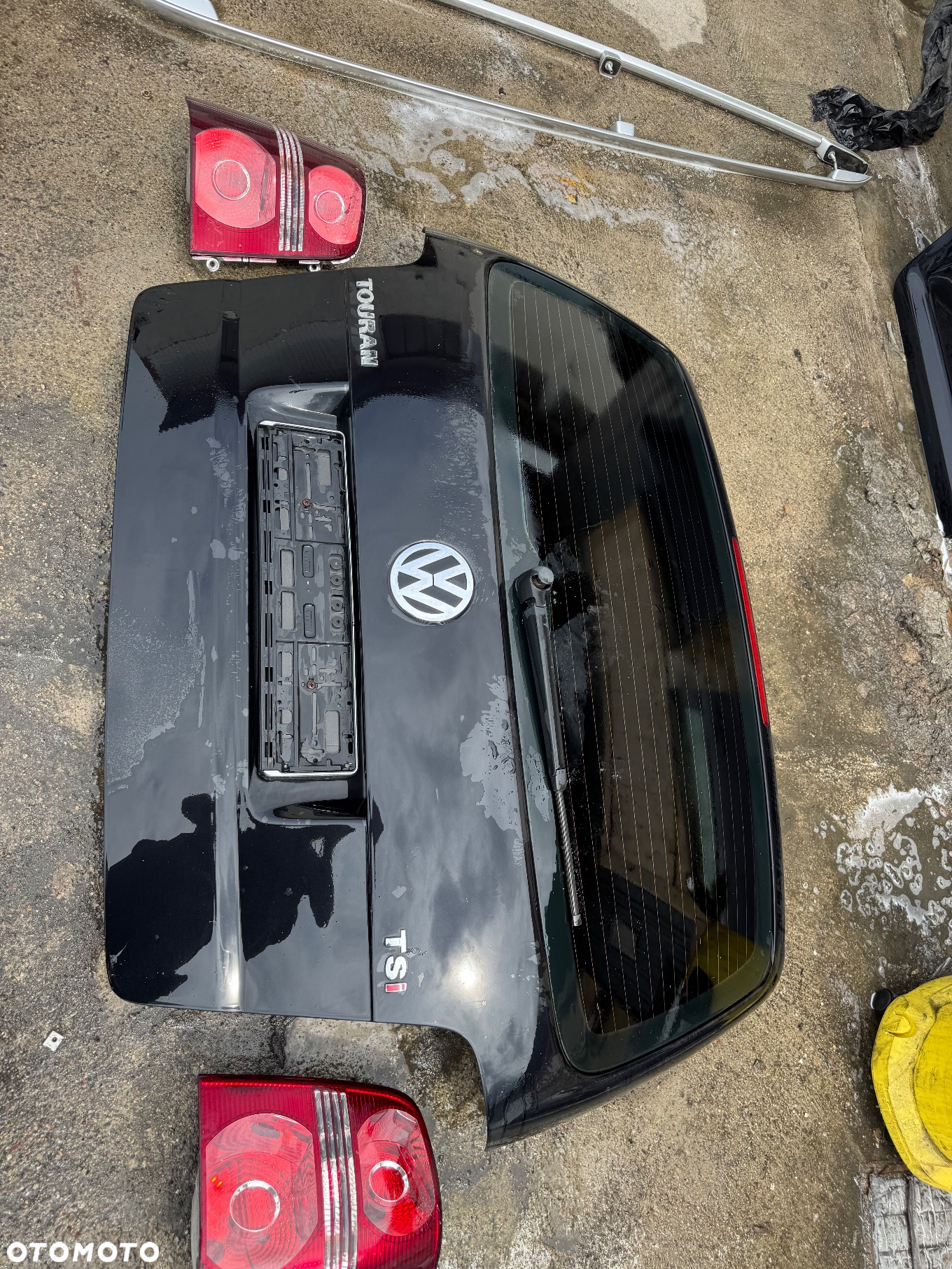 Vw Volkswagen Touran Vw Touran 2006 lift LC9x czarny ciemny   Klapa bagażnika bez rdzy 800zl   Lampy tył tylnie prawa lewa 100 sztuka   Komplet chłodnic z wentylatorem 1.4 Tsi benzyna 450 zł   Belka tył 100   Zderzak tył 200zl   Zbiorniczek płynu spryskiwaczy 100 zł    Maska 200 zł    Błotnik prawy 250 zł     Relingi 250 zł komplet   Szybka wysyłka drzwi prawe lewe przednie tylnie tył przód - 3