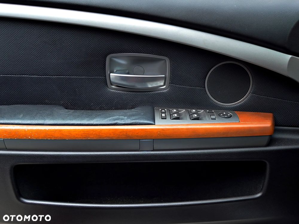 BMW Seria 7 745i - 12