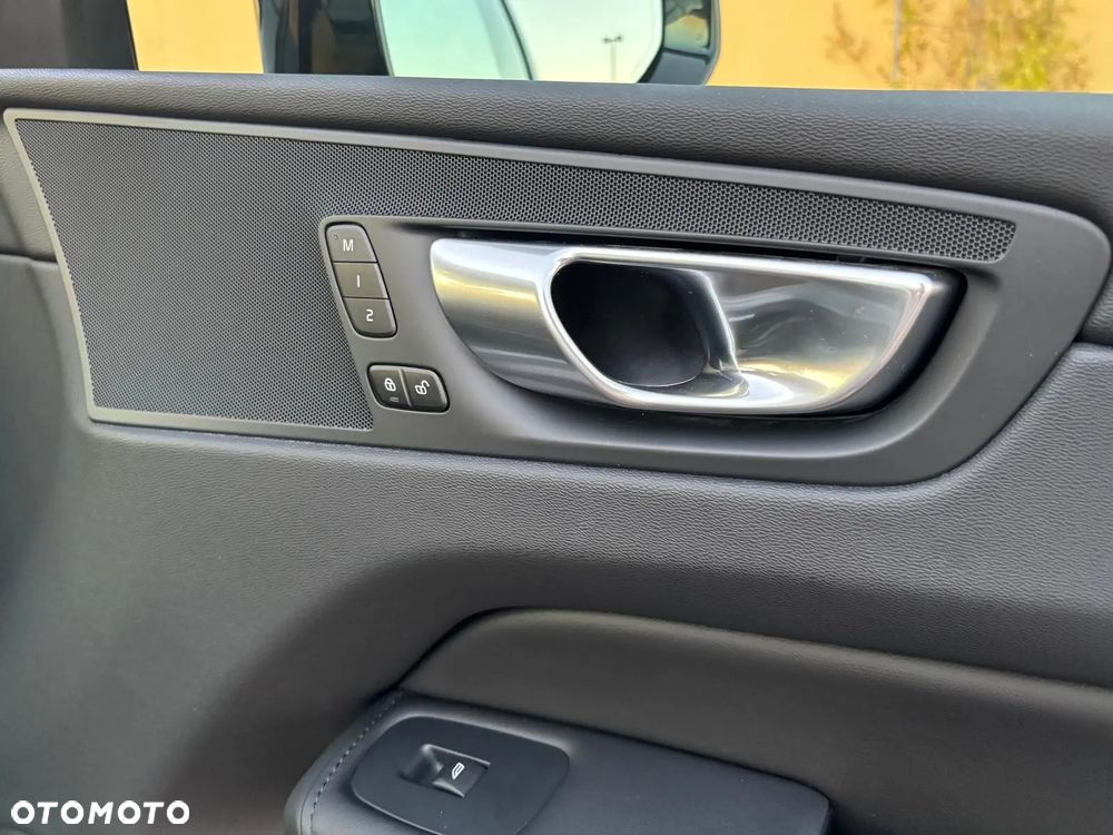 Volvo XC 60 B4 D Plus Dark - 22