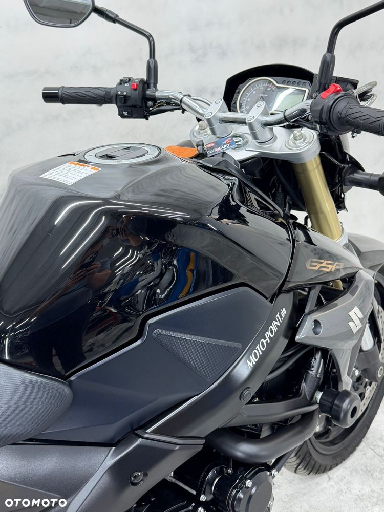 Suzuki GSR - 14