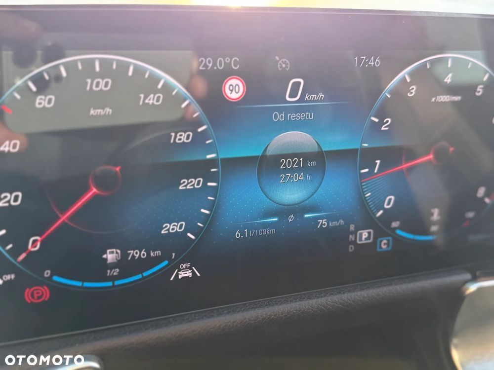 Mercedes-Benz GLB - 11