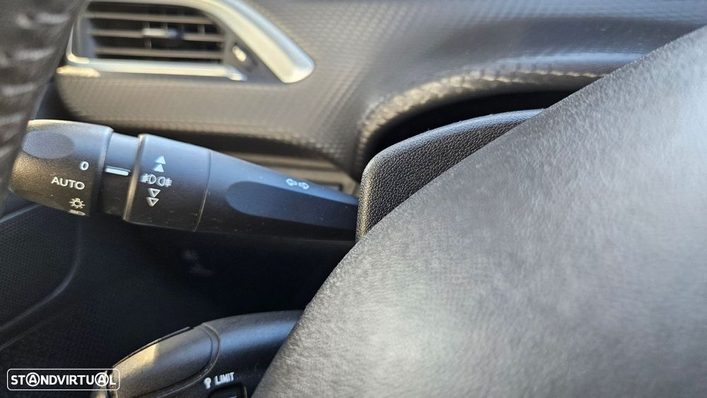 Peugeot 2008 1.2 PureTech Style - 47