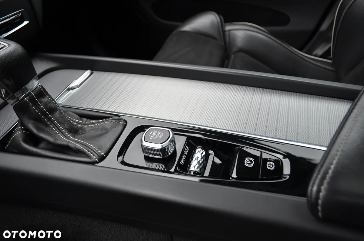 Volvo XC 60 D4 SCR AWD R-Design - 23