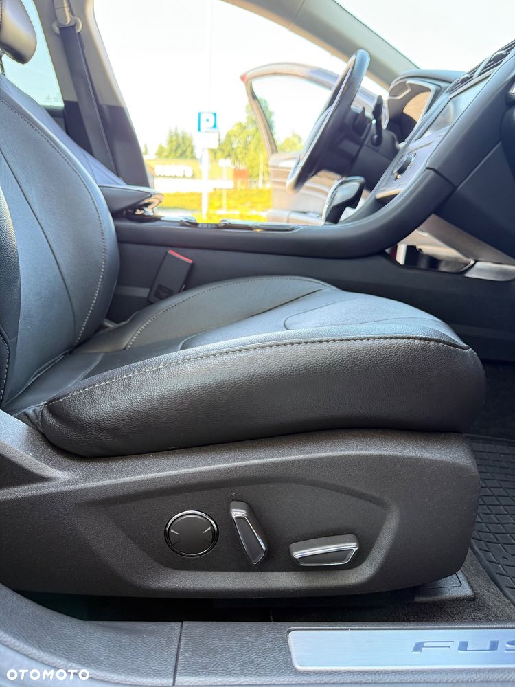 Ford Fusion 2.0 EcoBoost Titanium - 25
