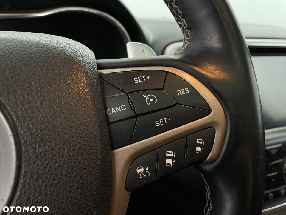 Jeep Grand Cherokee - 24