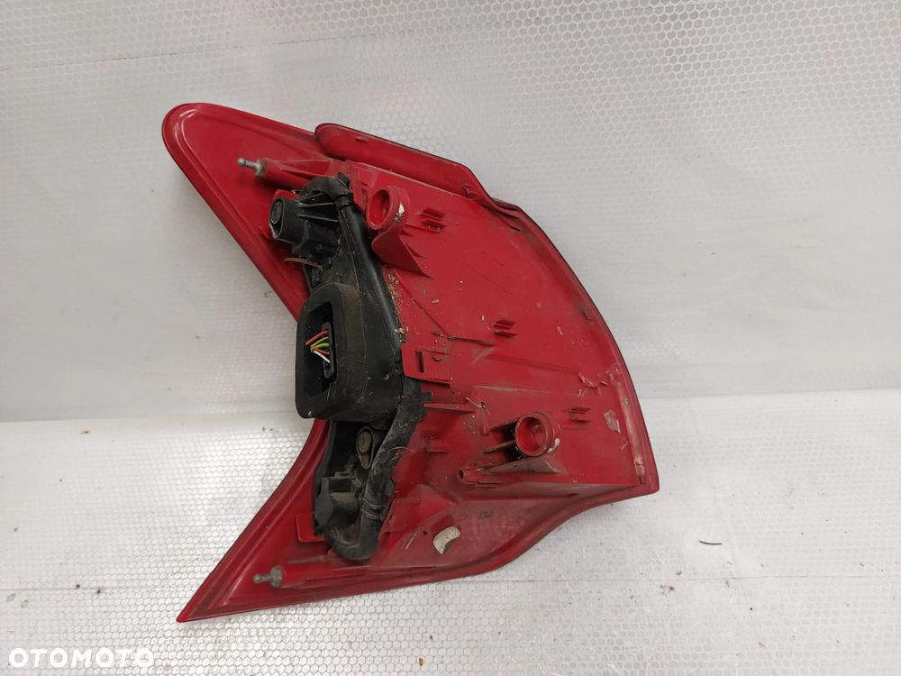 .  LAMPA TYL TYLNA PRAWA PEUGEOT 3008 - 5