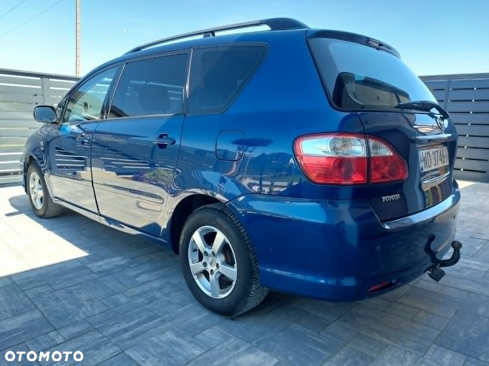 Toyota Avensis Verso Executive - 4