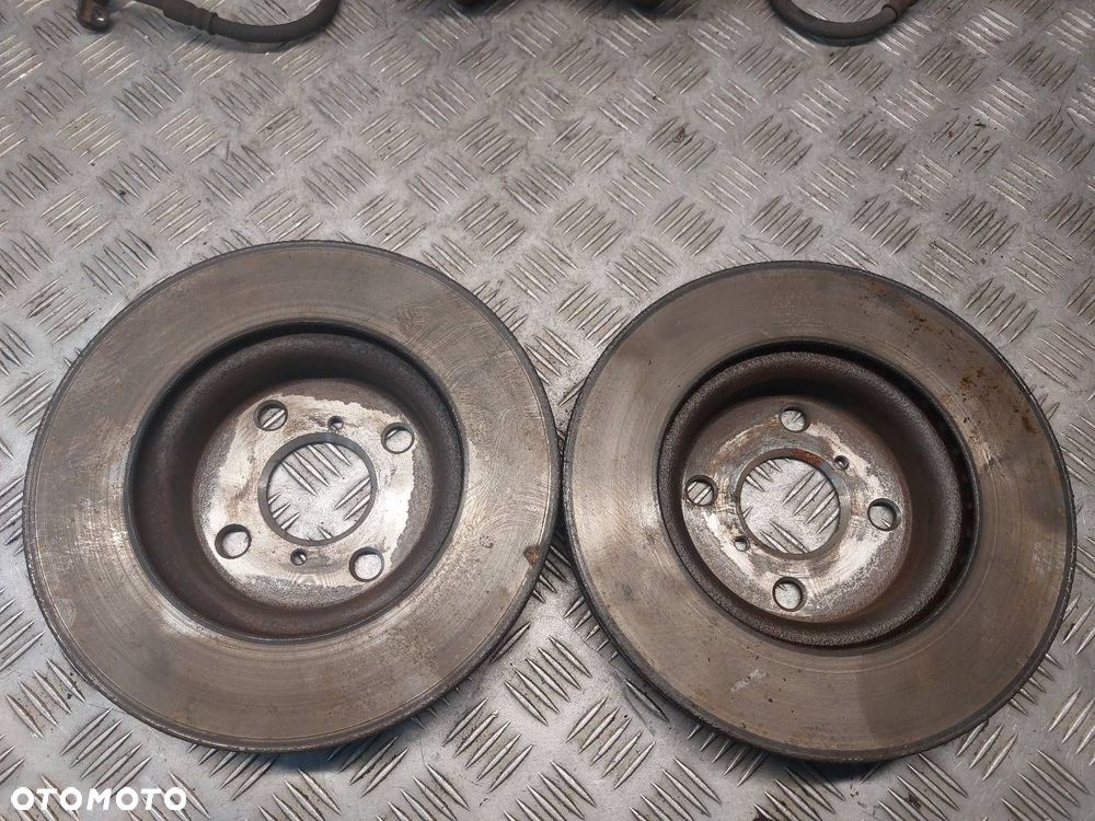 TARCZE HAMULCOWE PRZÓD + ZACISKI TOYOTA YARIS II LIFT 1.33 16V - 2