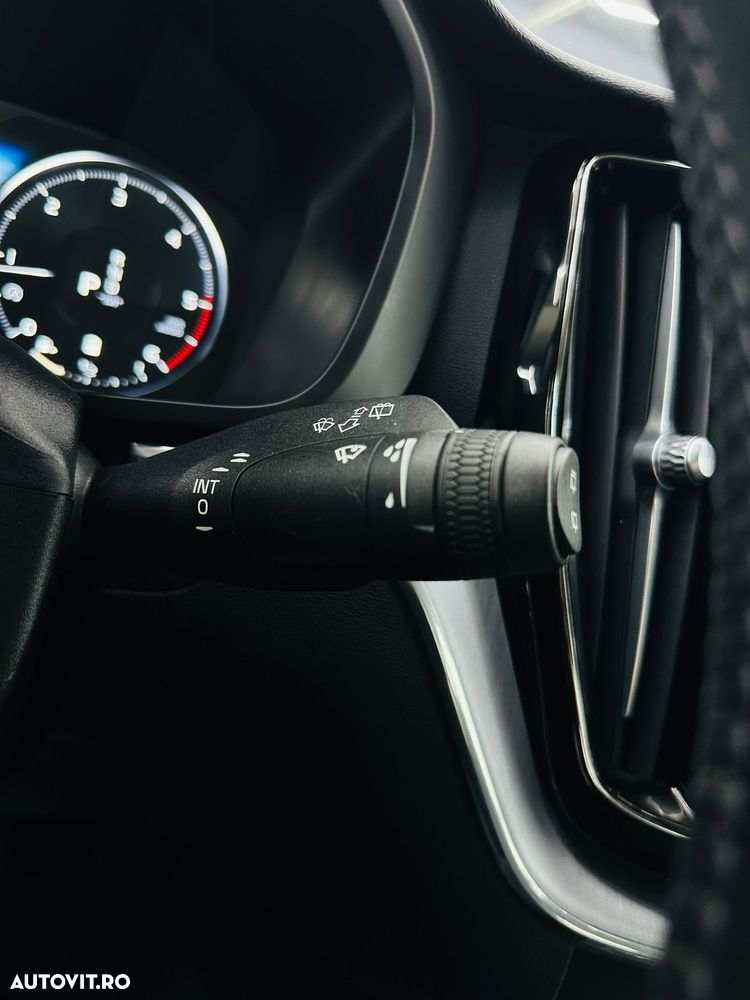 Volvo XC 60 B4 MHEV AT8 FWD Momentum Pro - 30