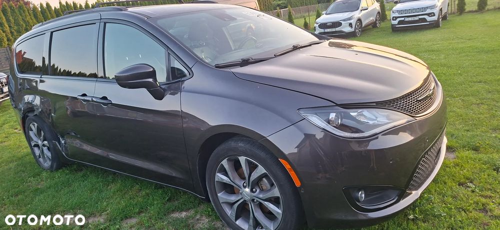 Chrysler Pacifica - 1