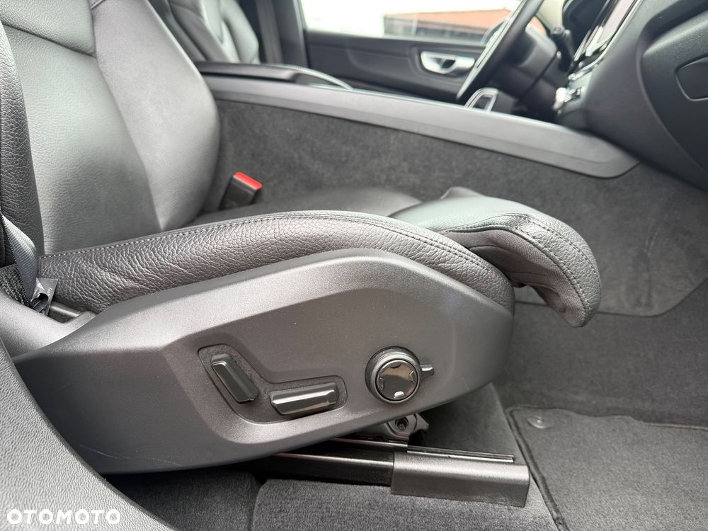 Volvo XC 60 B4 D Ultimate Dark - 28