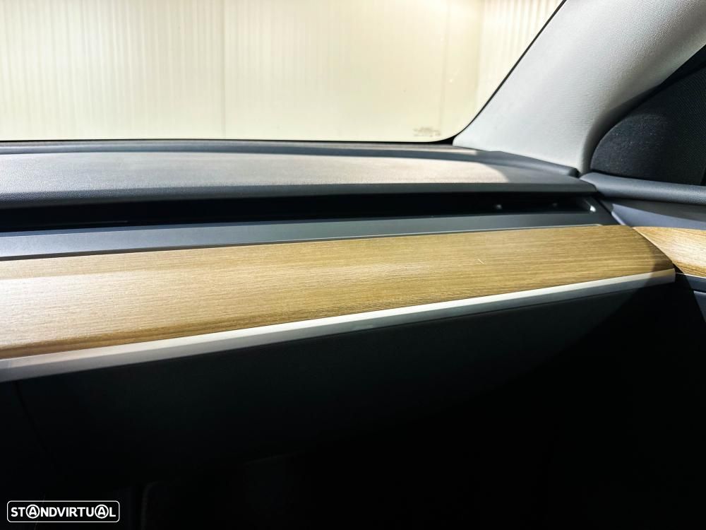 Tesla Model Y Long Range Dual Motor AWD - 31
