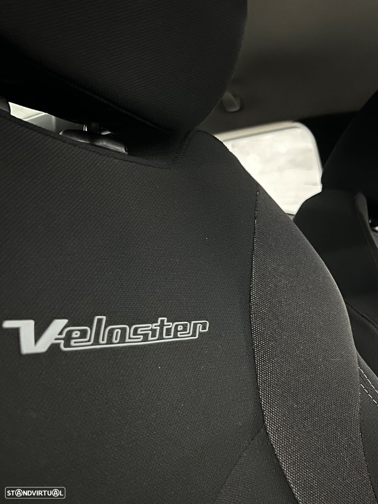 Hyundai Veloster - 12