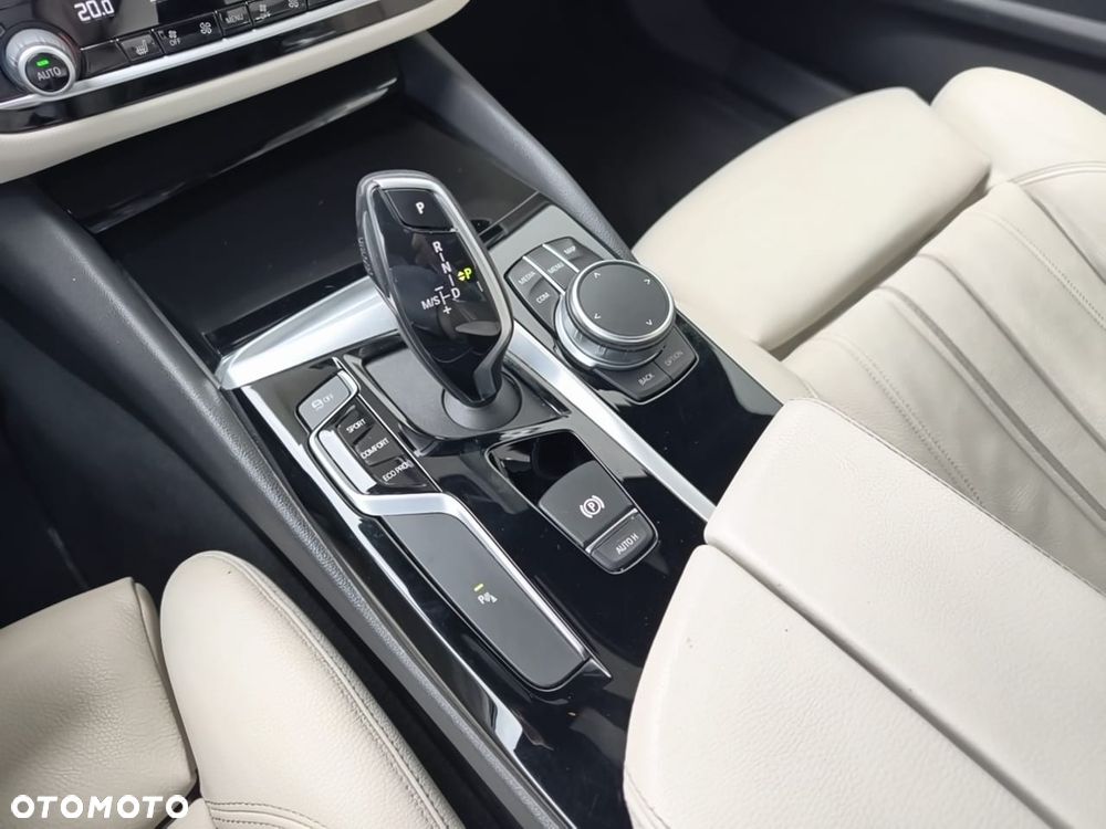 BMW Seria 5 530i xDrive Sport Line - 13